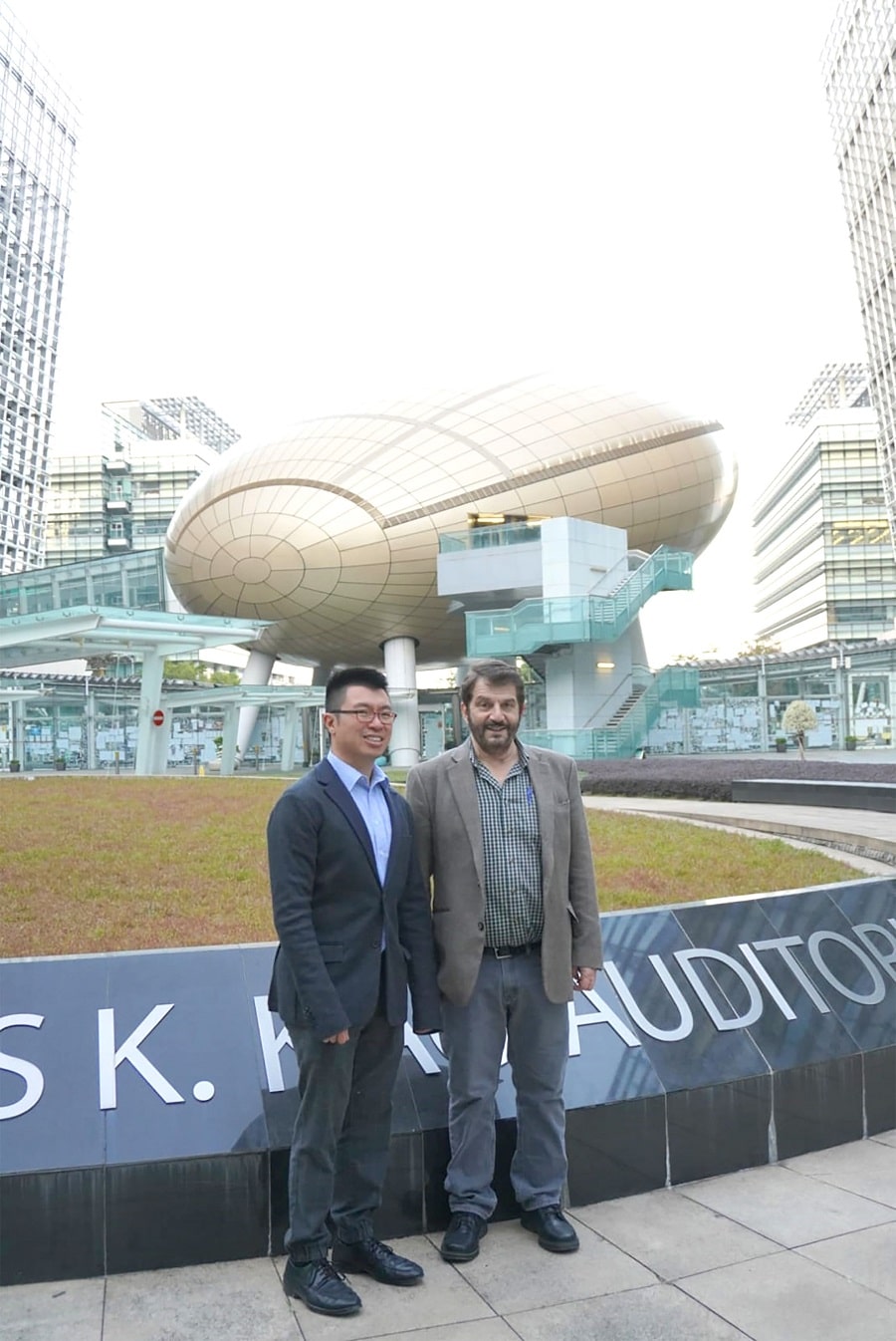 Prof. Anderson Shum (Left) from HKU and Prof. David Weitz (Right) from Harvard SEAS direct the scientific endeavors in the Centre.